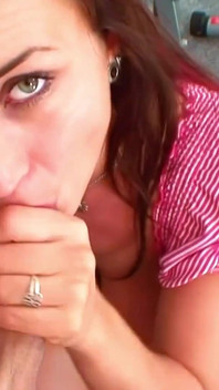 Ve fitness centru je sexy - sexy teenagerka s velkými prsy může být po cvičení ošukána