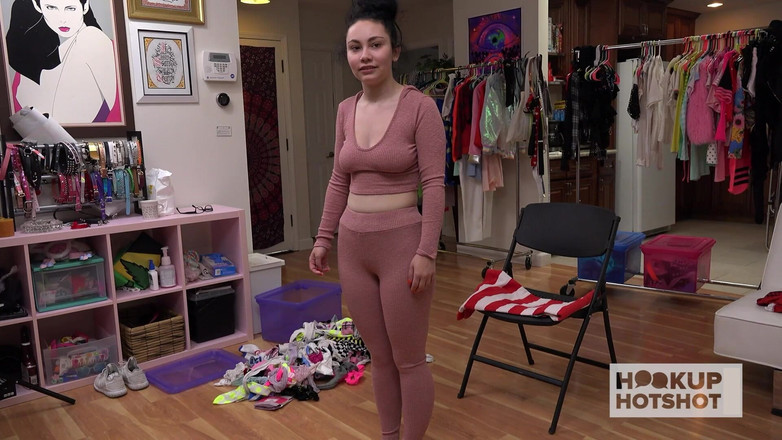 HookUp HotShot-BTS: Bts - Brunetka Lena Lux je nadržená pro drsný sex Bryana...