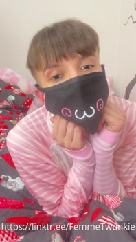 Netter femboy fingert in seinem bett