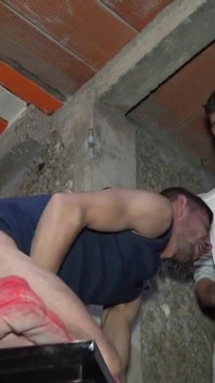 Troia sexy scopata selvaggiamente da Alexis due figa nel seminterrato