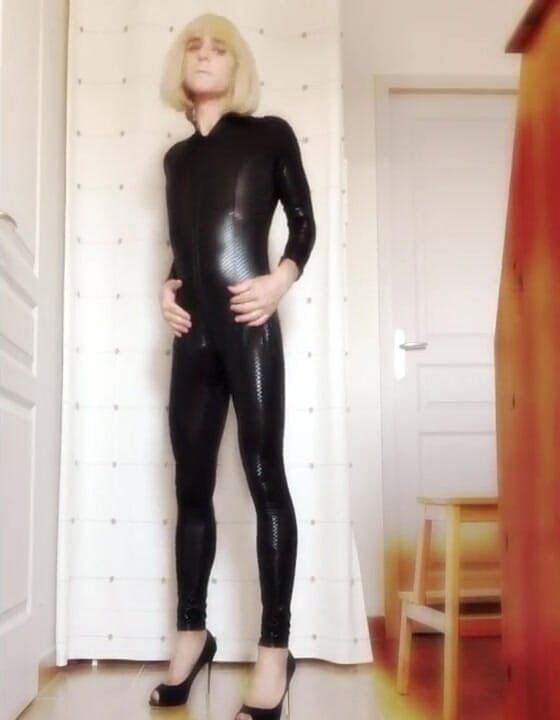 Faustine: Travesti Faustine vinil catsuit kolyeli.