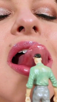 부드러운 거인 여친 키스 - 광택있는 입술과 긴 혀로 작은 BBF에게 열정적으로 키스하는 시드니