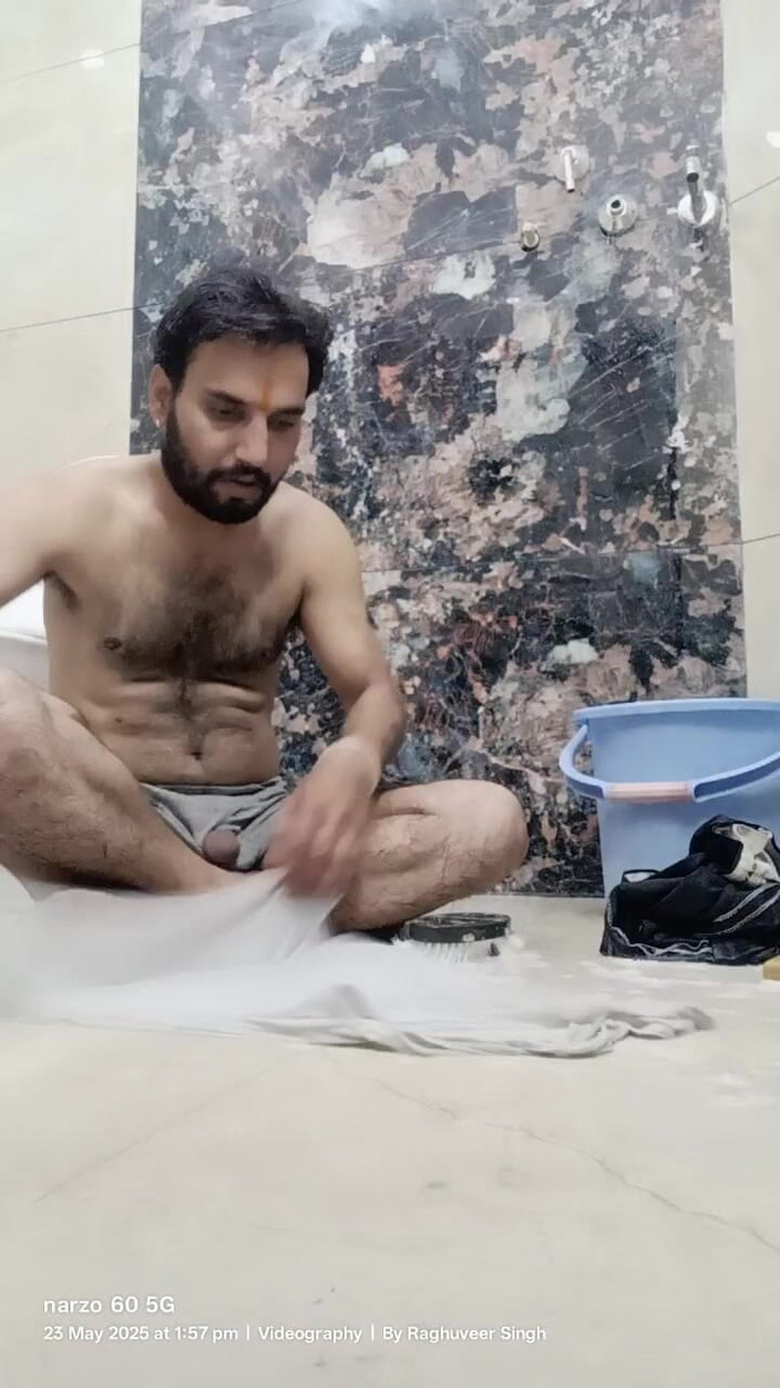 Rajasthani-old-lover: Hombre indio disfruta de la ducha y deber en casa