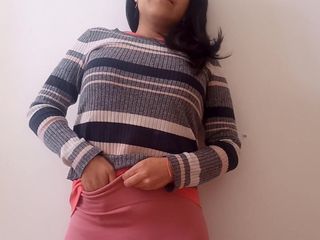 Maria Luna Mex: Jonge latina masturbeert en komt volledig gekleed klaar