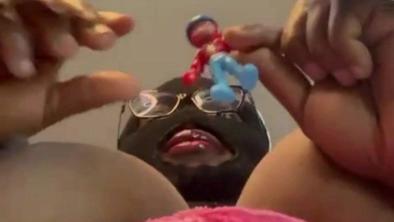 Maeling: Macro-man klapte met gigantische borsten poeder - mobiele telefoon overzicht versie