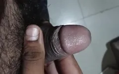 रात में अपना हथियार हिलाकर मांस की आग बुझाई