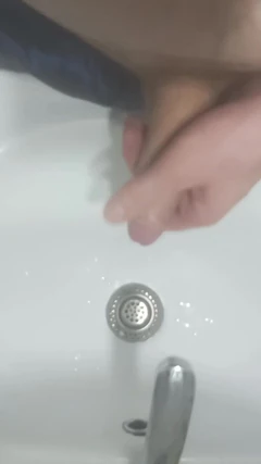 शॉर्ट्स में बड़ा वीर्य, कराहना और जोरदार उभार