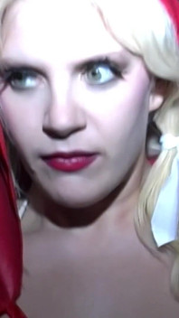 Busty Blonde Babe Cherry Treats jest na kolanach wysysających brudne doggersy