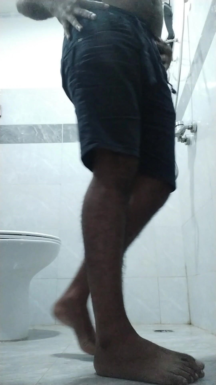 Liam Brandon: Khoe mông