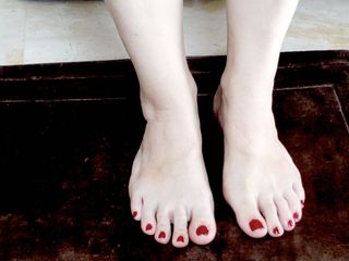 Mature_cunt: चोदने लायक मम्मी के पैर पोज दे रहे हैं