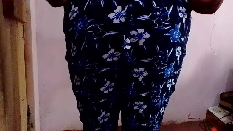 Jaanu294: Sisna llamativa mientras usa los pantalones florales y las bragas...