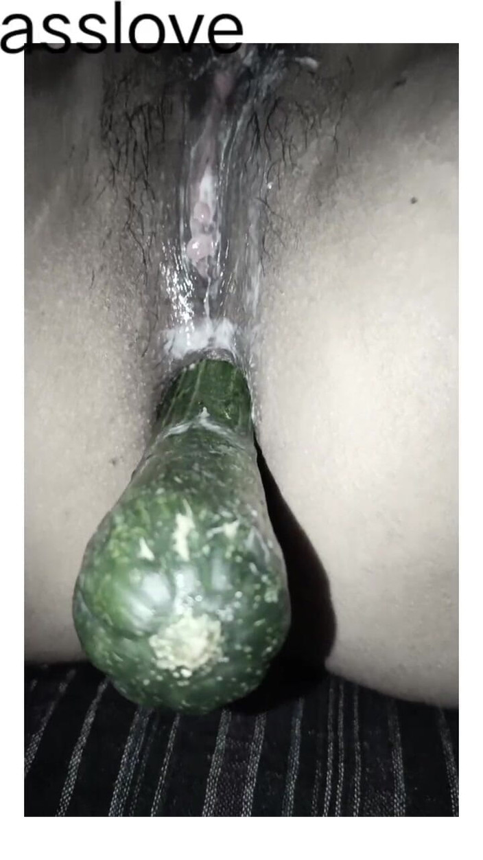 Asslove: Salatalık kadın arkadaşının götüne sokuyor