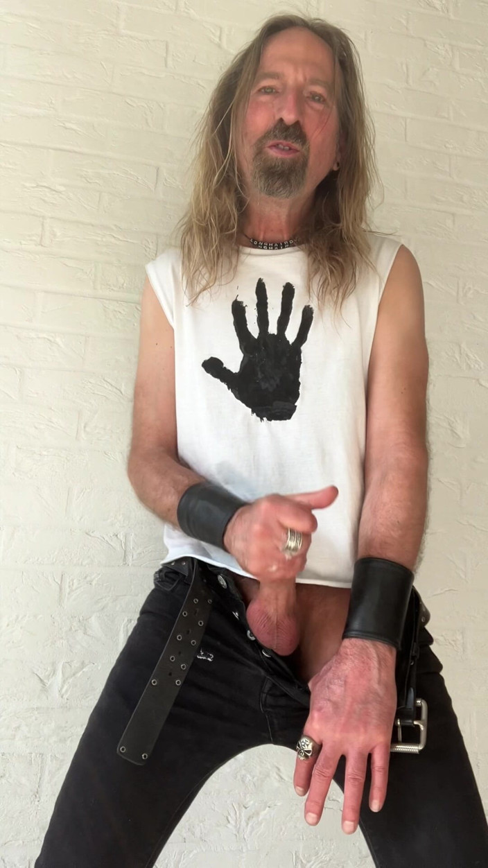 Longhairdude: スキニーブラックジーンズ、黒いハンドTシャツ、ニューロックカウボーイブーツ、オナコと精液を身につけたロングヘアデュード