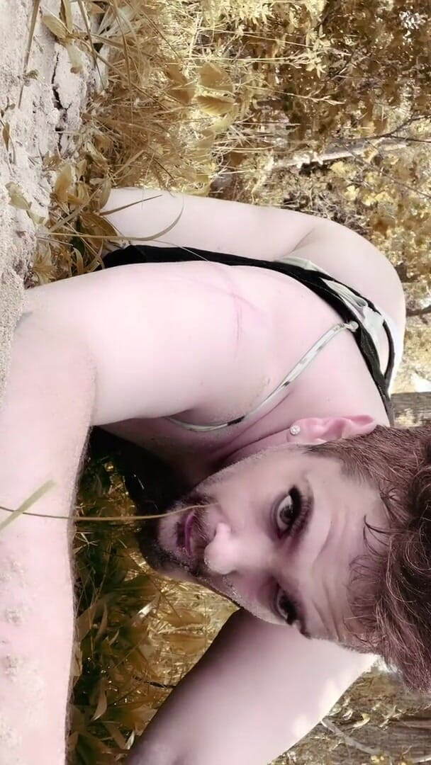 King Of Crossdress: Tạo dáng nguy hiểm trên bãi biển gần người 4 u
