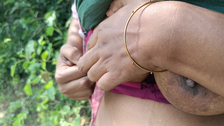 Apple baby: Uniform college flicka utomhus