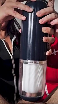 2人の看護師がSvakom Alex Neo 2で搾乳