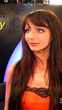 O curvă brunetă are parte de o ejaculare facială masivă în bukkake