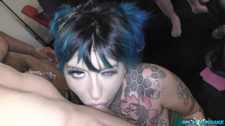 Bukkake team: Gatas tatuadas estão prontas para chupar e garganta profunda alguns...