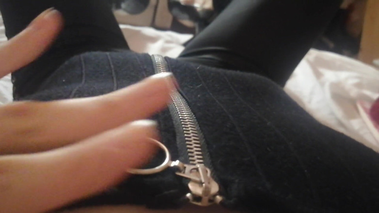 Taya Lite: Una ragazza in pantaloni di pelle mostra i tacchi alti...