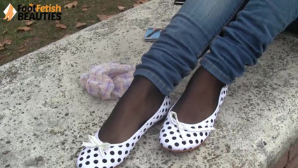 Foot Fetish HD: Sexy brunette Ambra speelt met haar sexy voeten buitenshuis