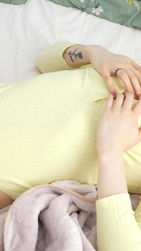 거꾸로 자세로 딜도를 가지고 노는 빨간 머리 십대