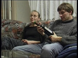 Horny Two really wet MILFs: Roztomilá kočka s malými kozami šuká na gauči