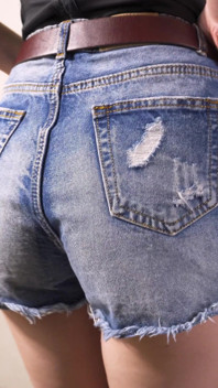 Ragazza amatoriale prende in giro il suo culo stretto in pantaloncini di jeans