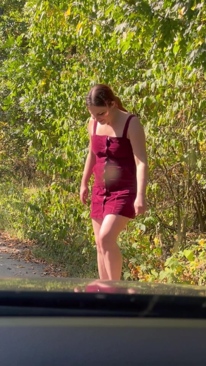 Elena917: Pisse sur la route et attrapée par la voiture suivante