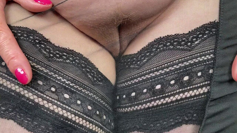 Mr MF: Paní zralá nohama nosí velmi sexy šaty