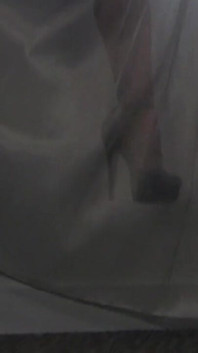 MiLF tettona mette in mostra culo sodo e gambe sexy in tacchi alti e in reggiseno e mutandine