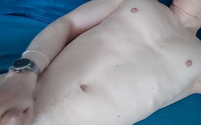 Kayden Taylor studios: Cowok kurus kulit putih 18+ ngocok kontol di ranjangnya