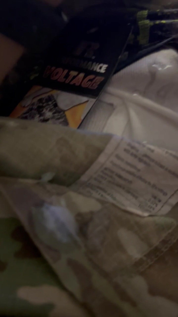 Gay Soldier Stuff: Amerikansk armésoldat rycker iväg i sin uniform och kommer på...