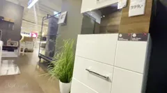 Branlette dans un magasin de meubles, éjaculation risquée et déjantée !