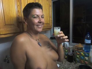 Carrotcake19: Kız arkadaş shotglass&#039;tan bir sürü tasarruflu döl içiyor