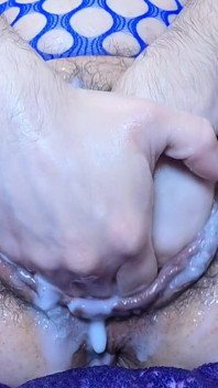 Krémový fisting s velkými prsy MILF
