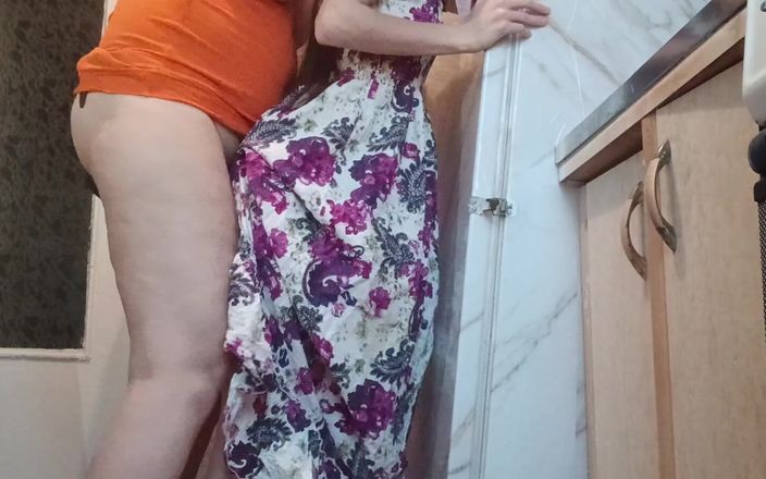 Lesbian-illusion: 当我们独自在家时，我丈夫的妈妈操我