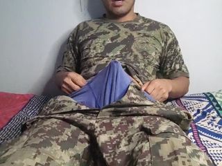 Hornyboy2058: Un soldat est laissé seul et se masturbe et éjacule une énorme éjac...