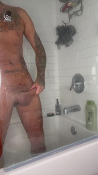 Bray love lagi asik ngocok di kamar mandi