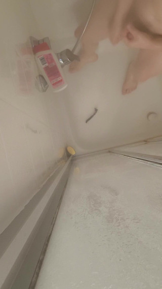 JanineLang: Orgasmus při sprchování a holení