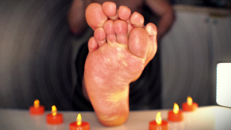 CashmasterAngel: Posedlá Být pod nohama pána