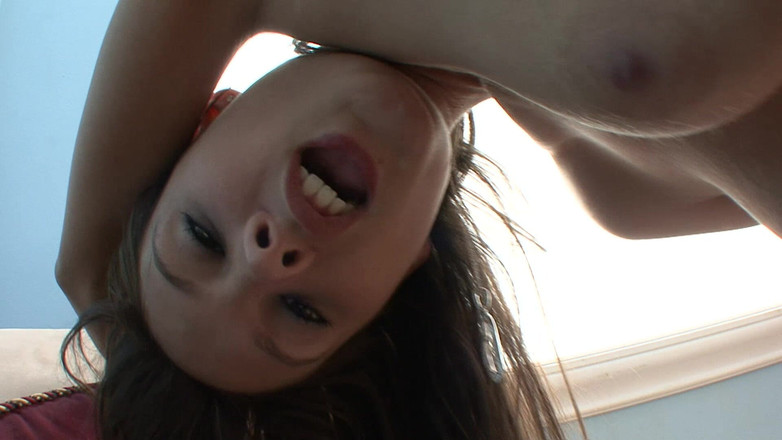 Perv Milfs n Teens: Sexy 18letá Erin Stone si prstí kundičku k orgasmu