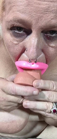 그녀가 Pouts할 때 정액이 뚝뚝 떨어지면 얼마나 큰 입