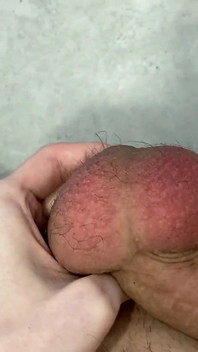 Il suo dannato corpo viene usato per l'allenamento con i calci! I suoi testicoli enormi se lo meritano! - Dave Moon - Jennifer - Bbusting (ballbusting)