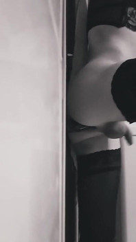 La giovane sissy prende un dildo nel culo
