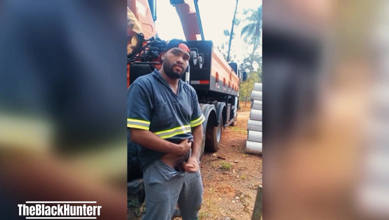 TheBlacKHunterr: İşçi şirket kamyonunun arkasındaki şantiyede mastürbasyon yapıyor