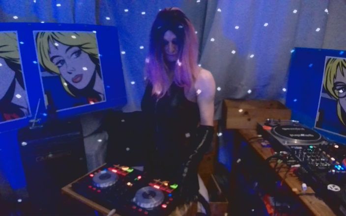 XXLUCYLUSHXX: おっぱいとテクノ - 毎週のライブストリームでこれを誰が見るのだろう?