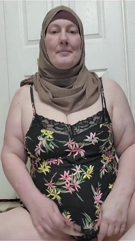 Îmi las hijab-ul, dar dezbrac restul de haine