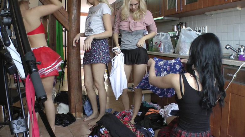 Leon Lambert Girls Twerk Parties CFNM: Babysitter-cam funktioniert gut an vier mädchen umkleidekabine, alle nackten dicken...