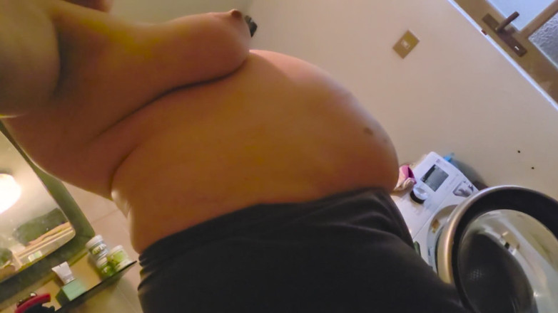 Nicoletta Embassi: Ancia Pienissima Dopo Un'abbuffata: Belly Show E Doccia Bollente