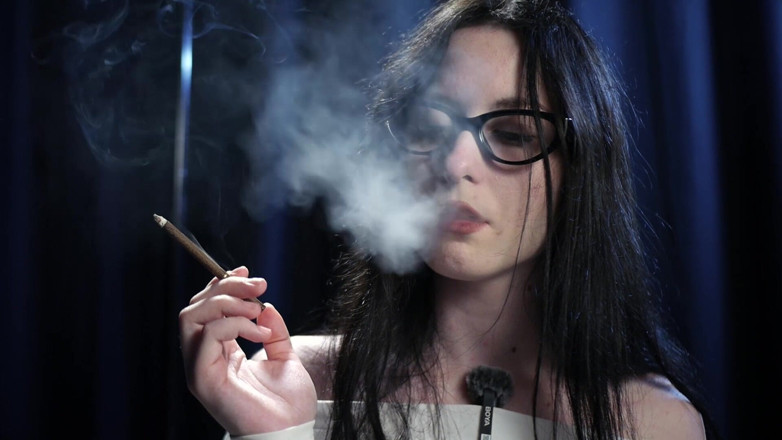 Russian Smokers: Rayuan merokok - wanita kulit putih yang menarik perhatian. 2 rokok hitam...